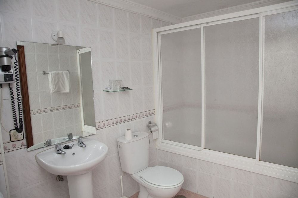 Hostal París Triple Room 5