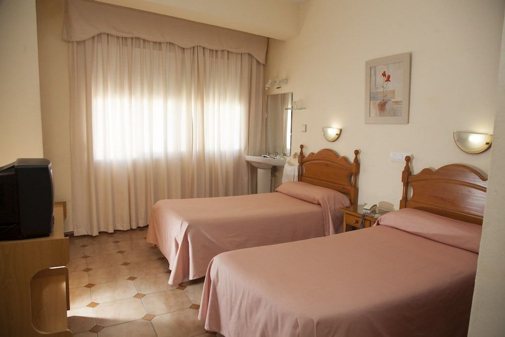 Hostal París Double Room, Shared Bathroom 2