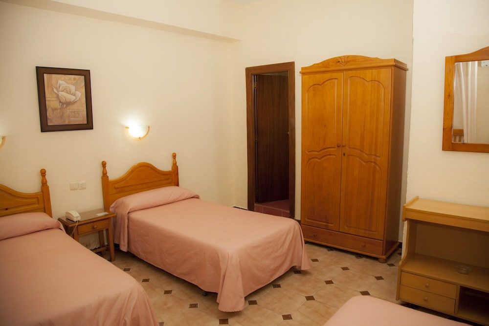 Hostal París Triple Room 2