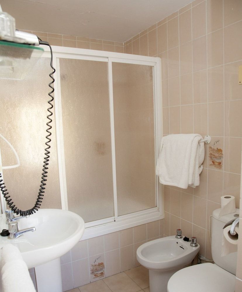 Hostal París Triple Room 6