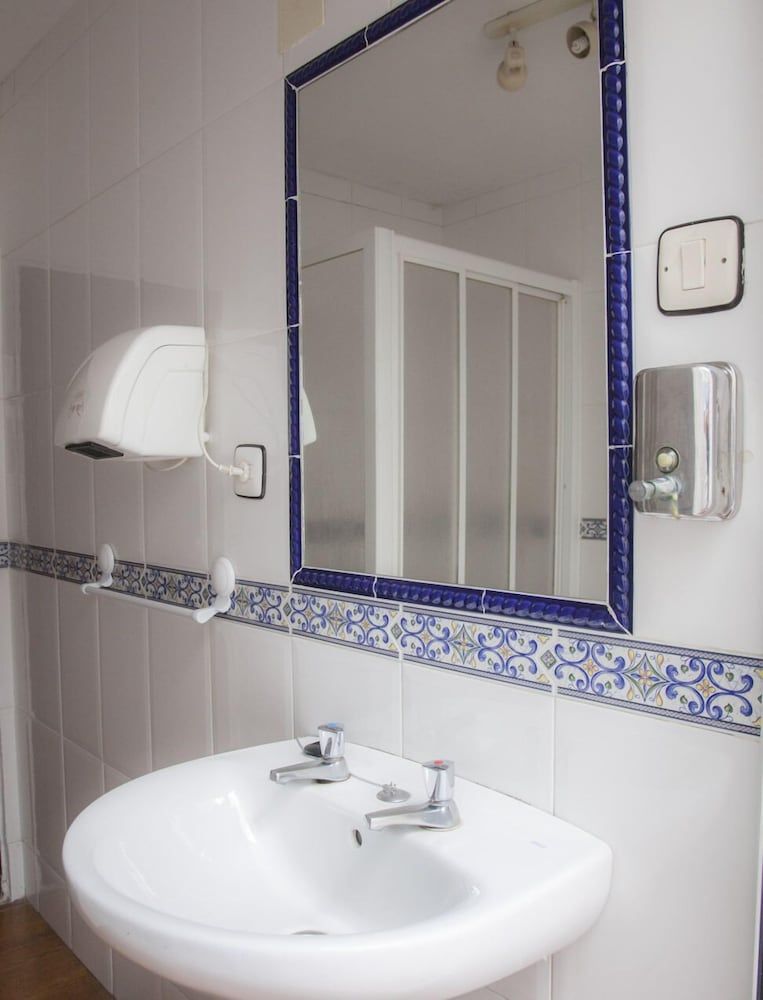 Hostal París Single Room, Shared Bathroom 3