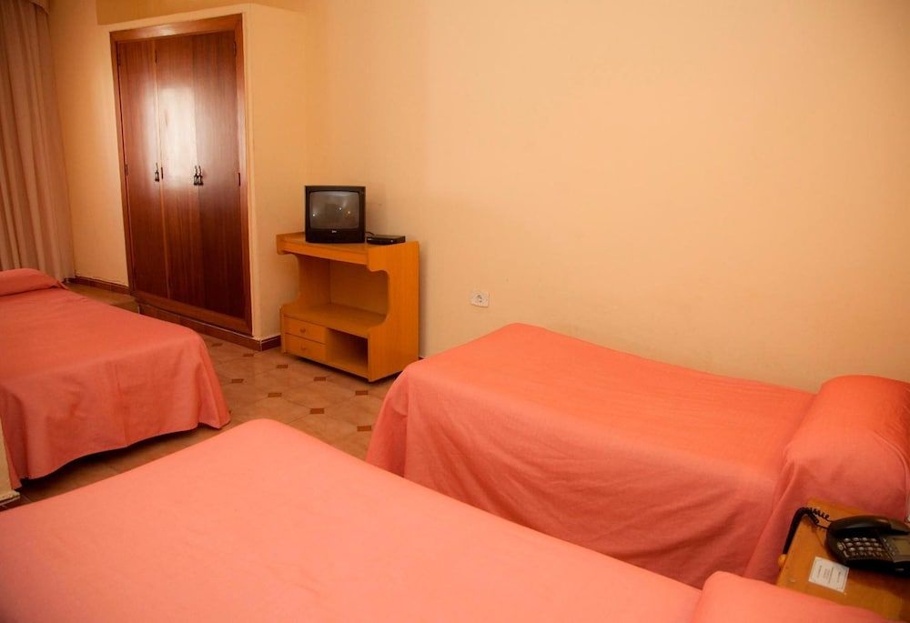 Hostal París Triple Room 4