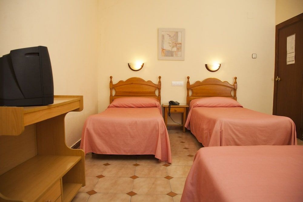 Hostal París Triple Room 3