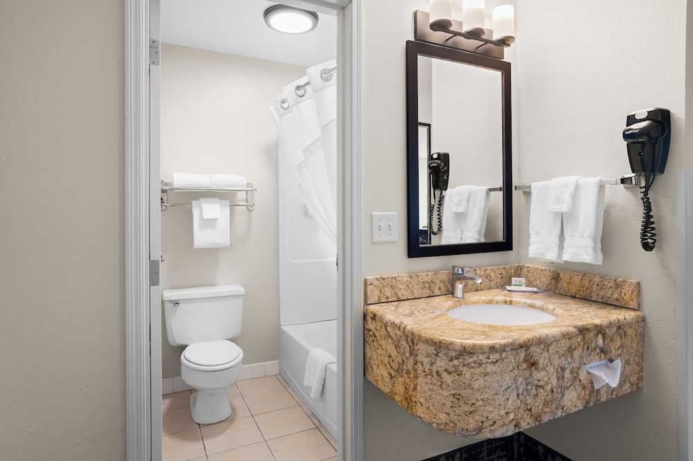 Fargo Inn and Suites Deluxe Room, 1 King Bed (KING NON-SMOKING) 3