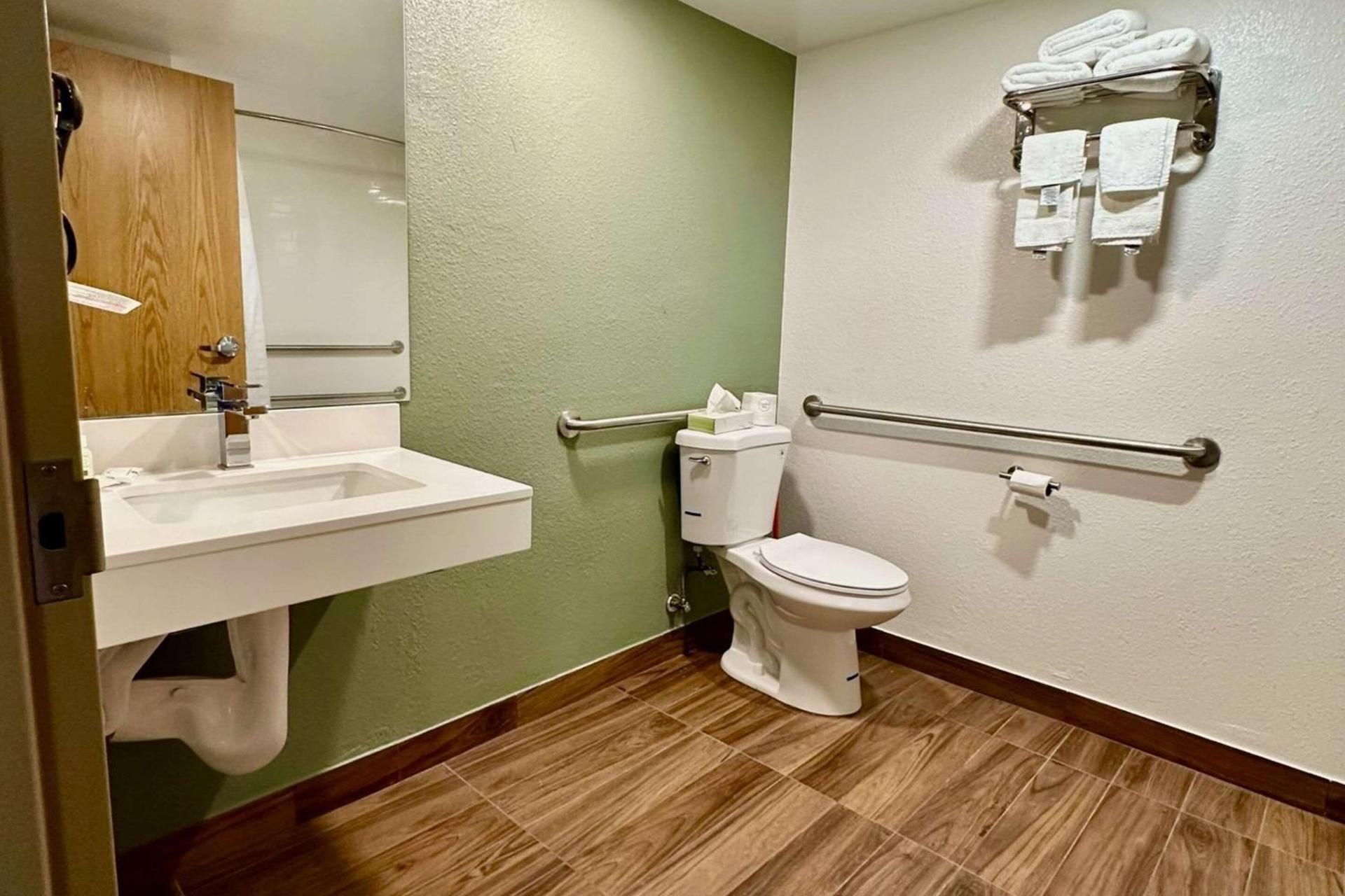 1 King Bed, Suite, Nonsmoking, Accessible