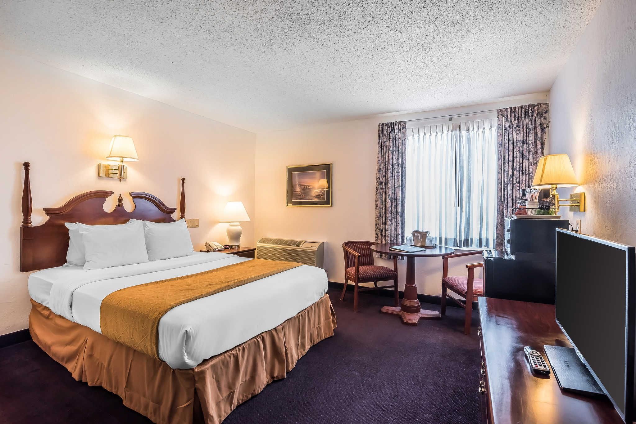 1 Queen Bed Nonsmoking