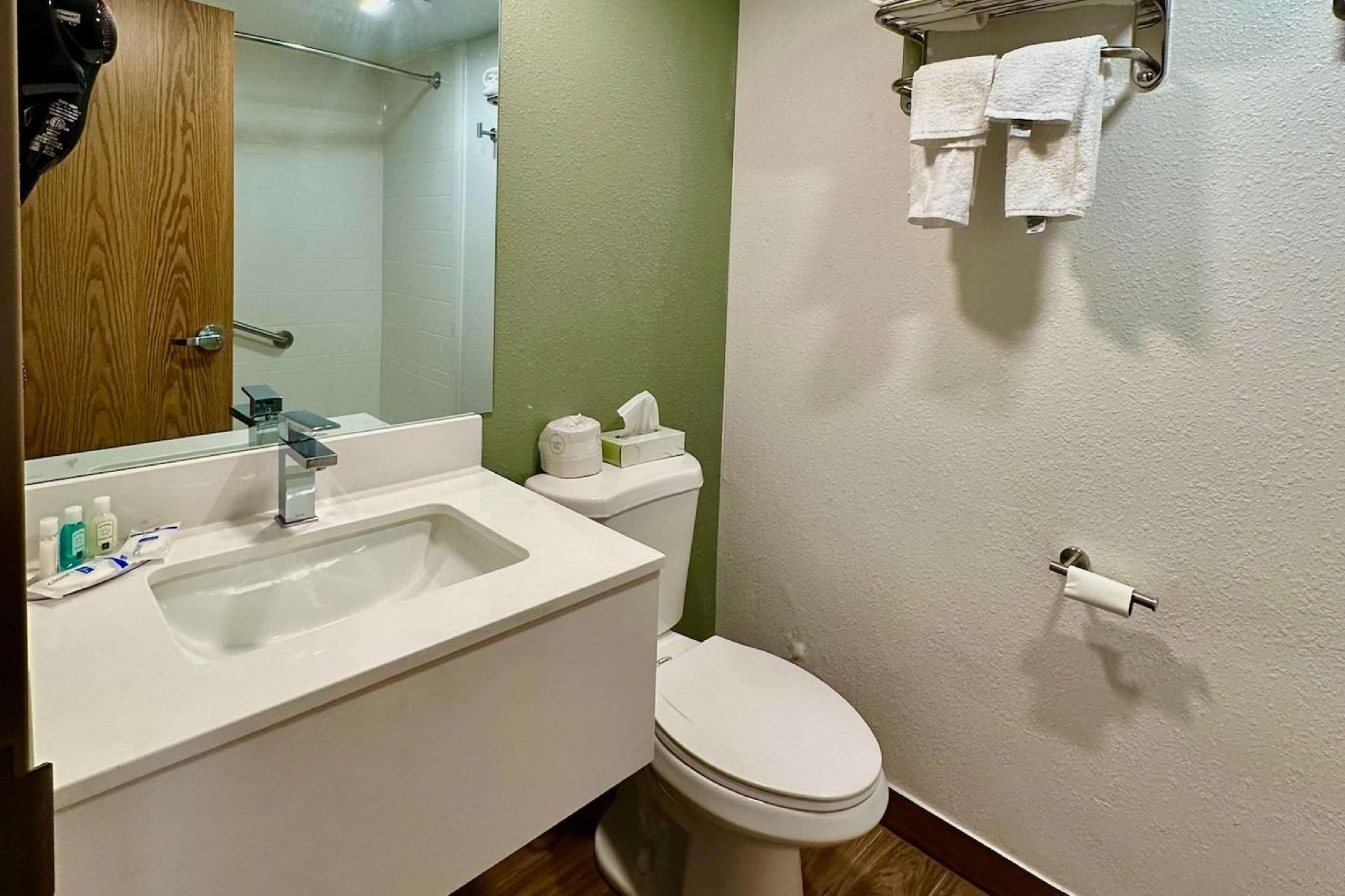 1 King Bed, Business Room, Suite, Nonsmoking, Upgrade