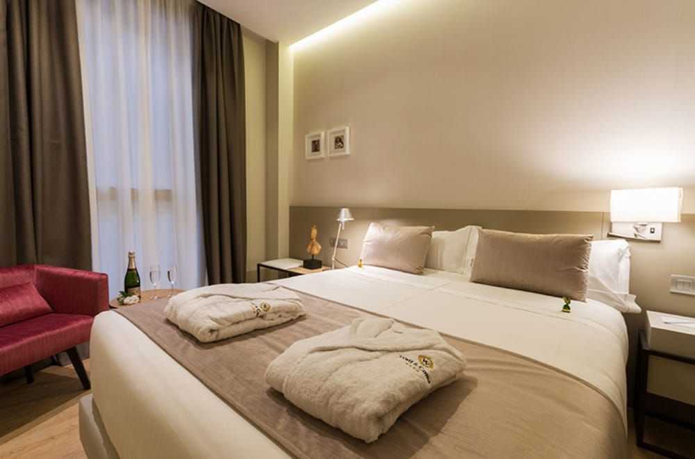 Hotel Well and Come Barcelona Standard Double Room, Exterior, Interior Courtyard view 4