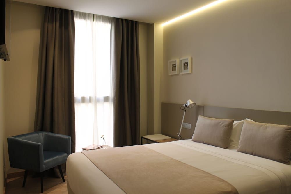 Hotel Well and Come Barcelona Standard Double Room, Exterior, Interior Courtyard view 3