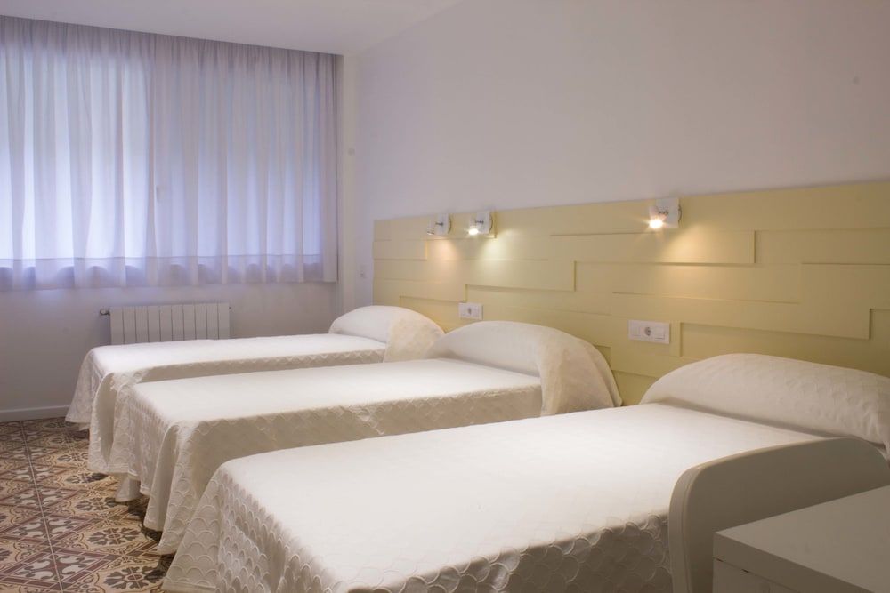 Hostal Nova Comfort Triple Room, 3 Twin Beds, Ensuite, Park View 7