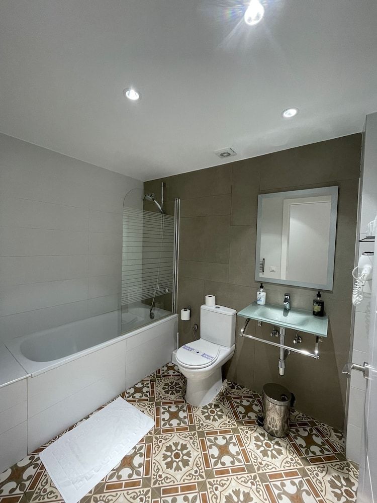 Hostal Nova Comfort Triple Room, 3 Twin Beds, Ensuite, Park View 31