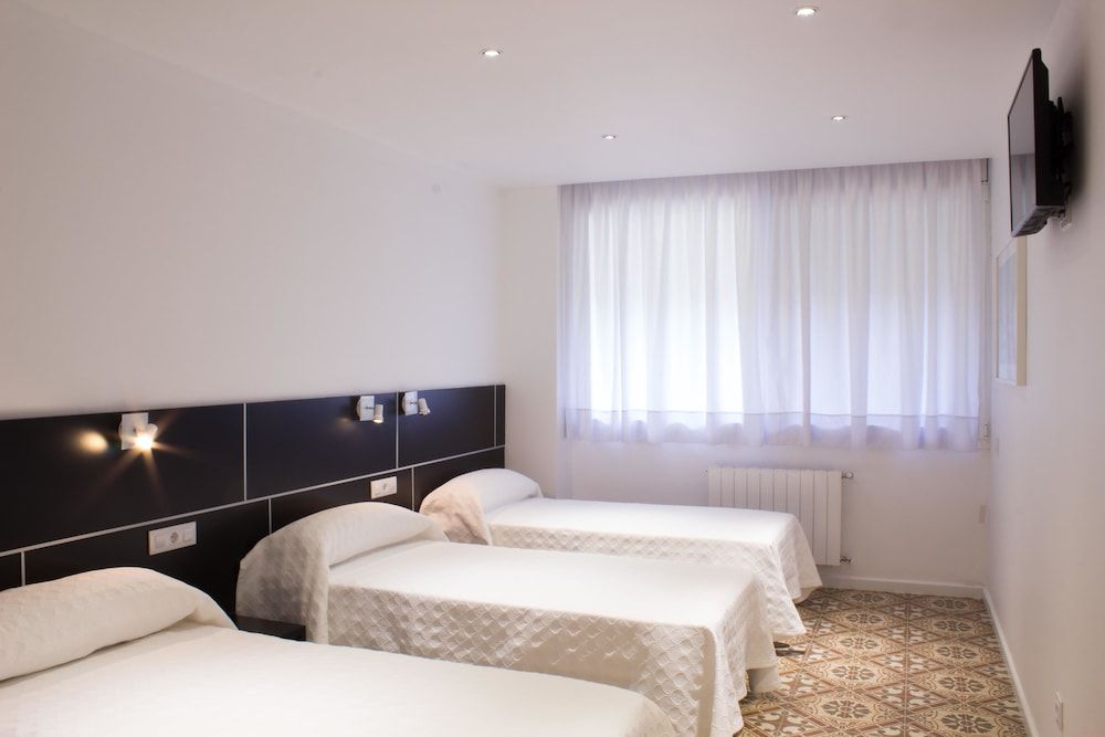 Hostal Nova Comfort Triple Room, 3 Twin Beds, Ensuite, Park View 2