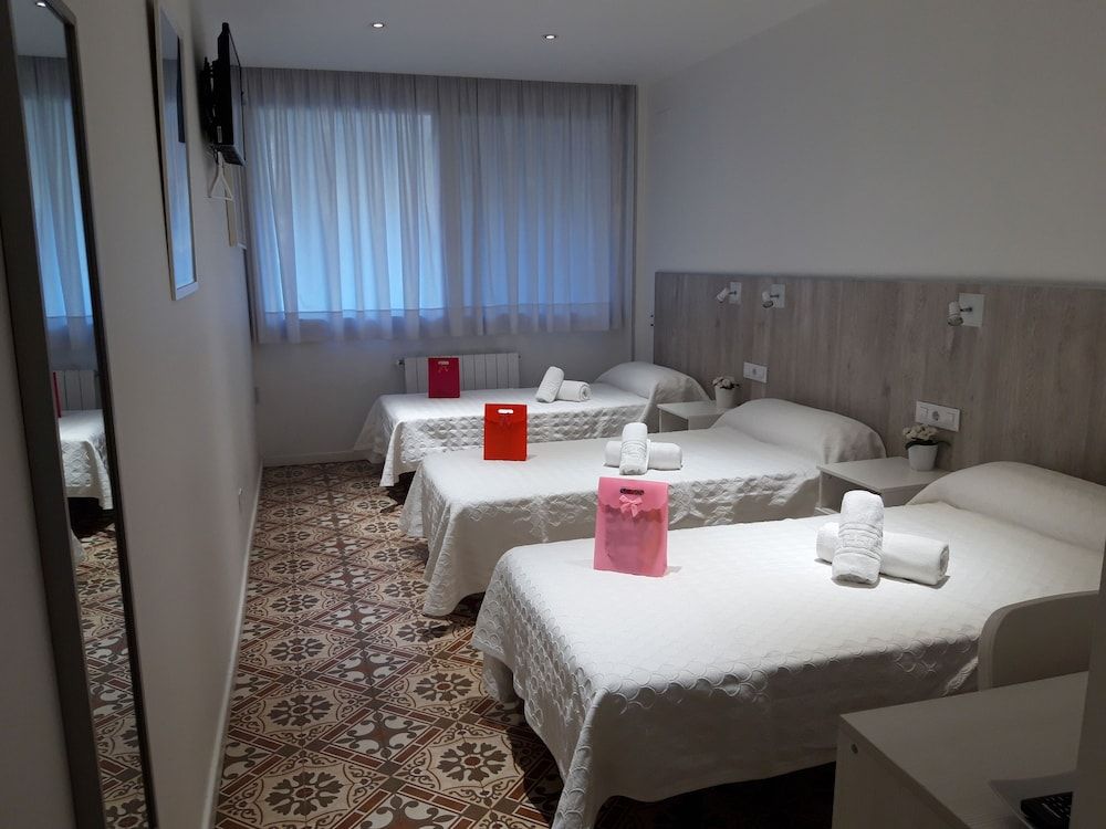 Hostal Nova Comfort Triple Room, 3 Twin Beds, Ensuite, Park View 13