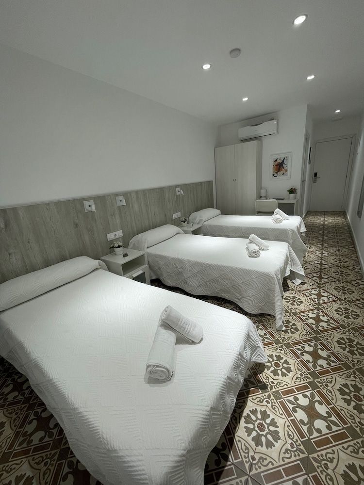 Hostal Nova Comfort Triple Room, 3 Twin Beds, Ensuite, Park View 17