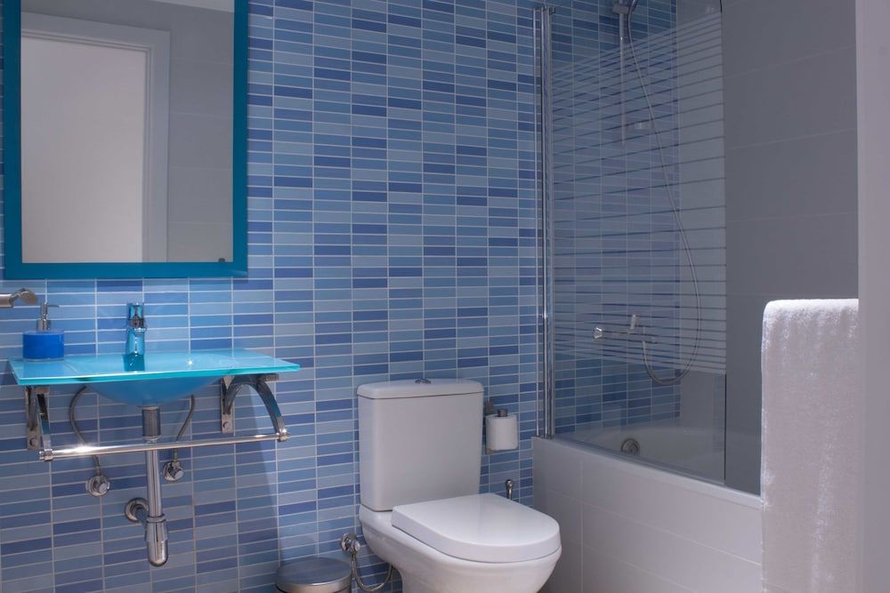 Hostal Nova Comfort Triple Room, 3 Twin Beds, Ensuite, Park View 26