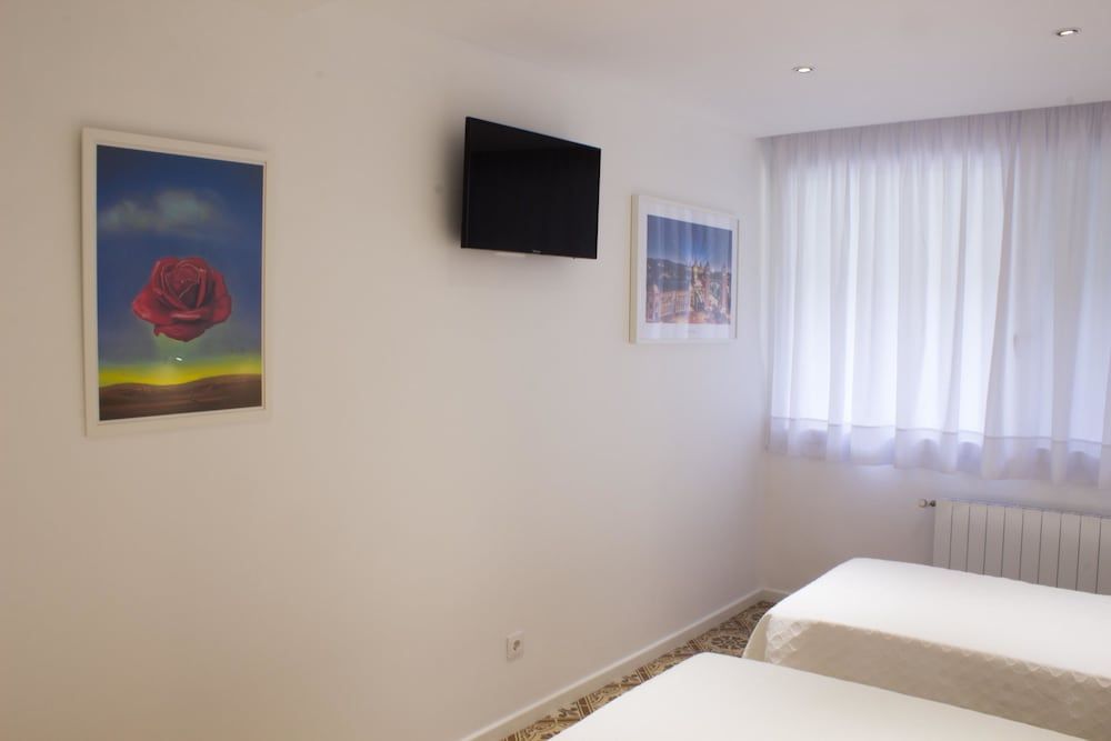 Hostal Nova Comfort Triple Room, 3 Twin Beds, Ensuite, Park View 6