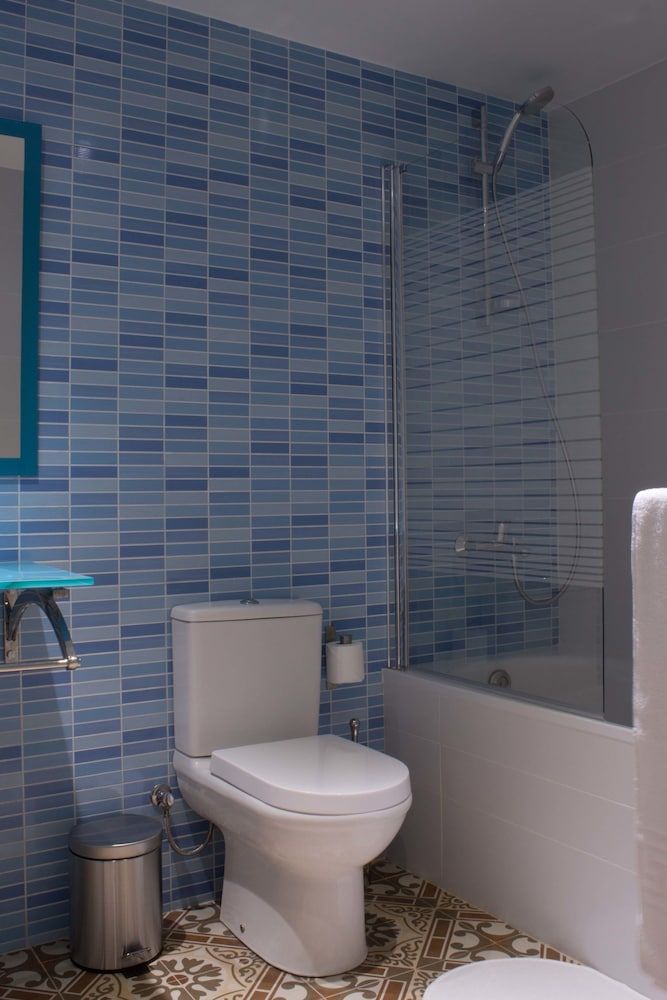 Hostal Nova Comfort Triple Room, 3 Twin Beds, Ensuite, Park View 28