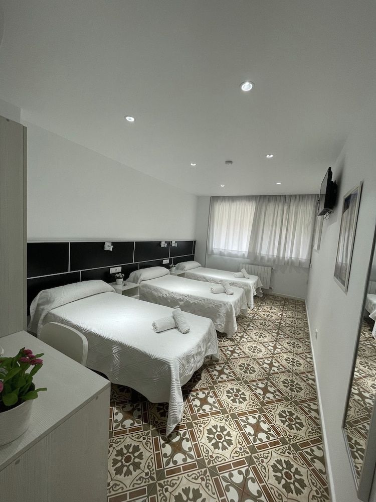 Hostal Nova Comfort Triple Room, 3 Twin Beds, Ensuite, Park View 18