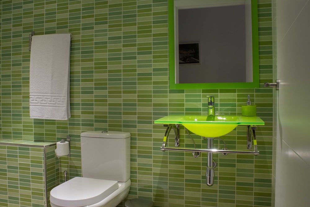 Hostal Nova Comfort Triple Room, 3 Twin Beds, Ensuite, Park View 22