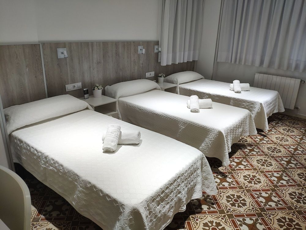 Hostal Nova Comfort Triple Room, 3 Twin Beds, Ensuite, Park View 14