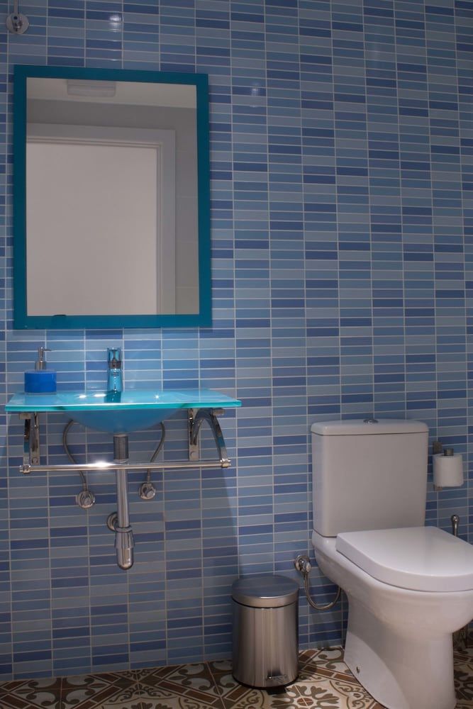 Hostal Nova Comfort Triple Room, 3 Twin Beds, Ensuite, Park View 29