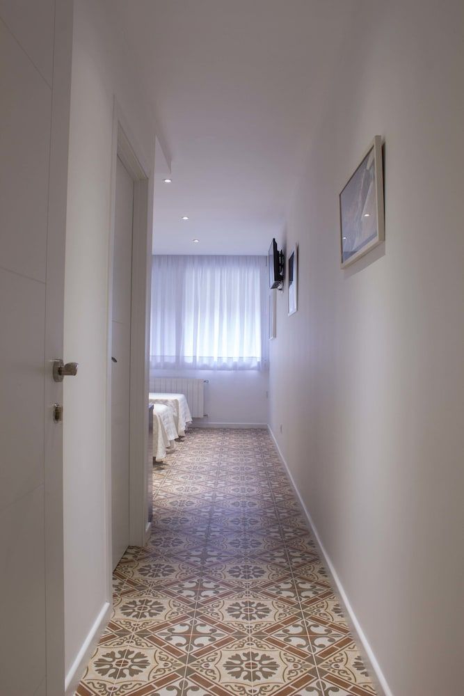 Hostal Nova Comfort Triple Room, 3 Twin Beds, Ensuite, Park View 19