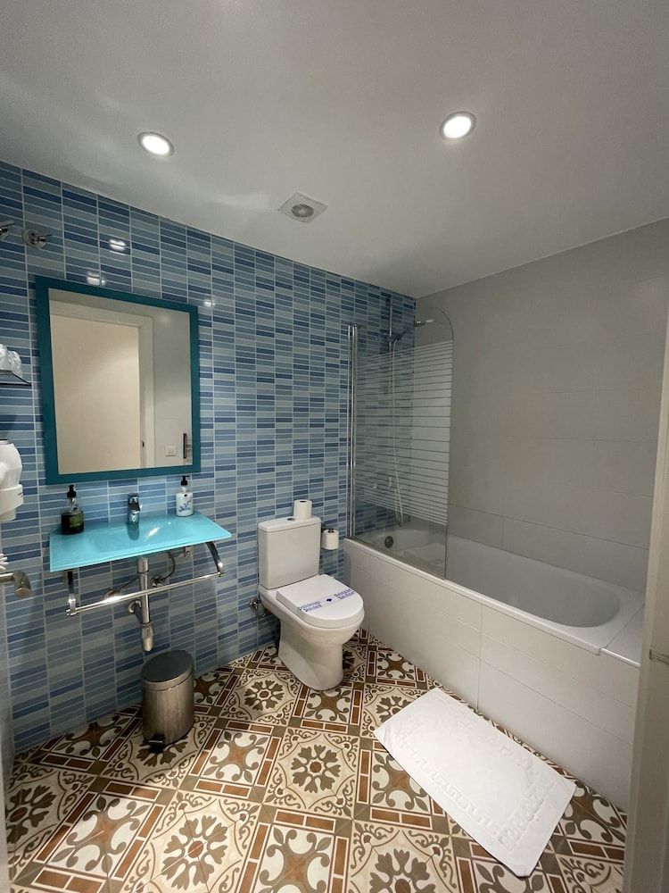 Hostal Nova Comfort Triple Room, 3 Twin Beds, Ensuite, Park View 30