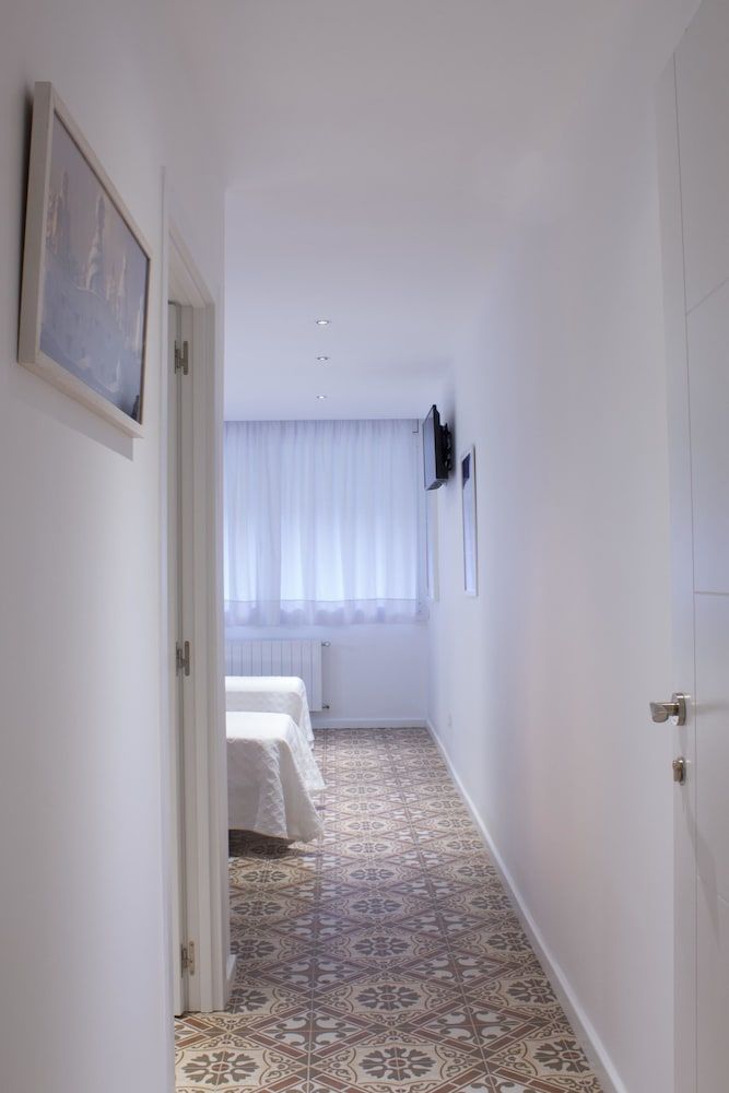 Hostal Nova Comfort Triple Room, 3 Twin Beds, Ensuite, Park View 20