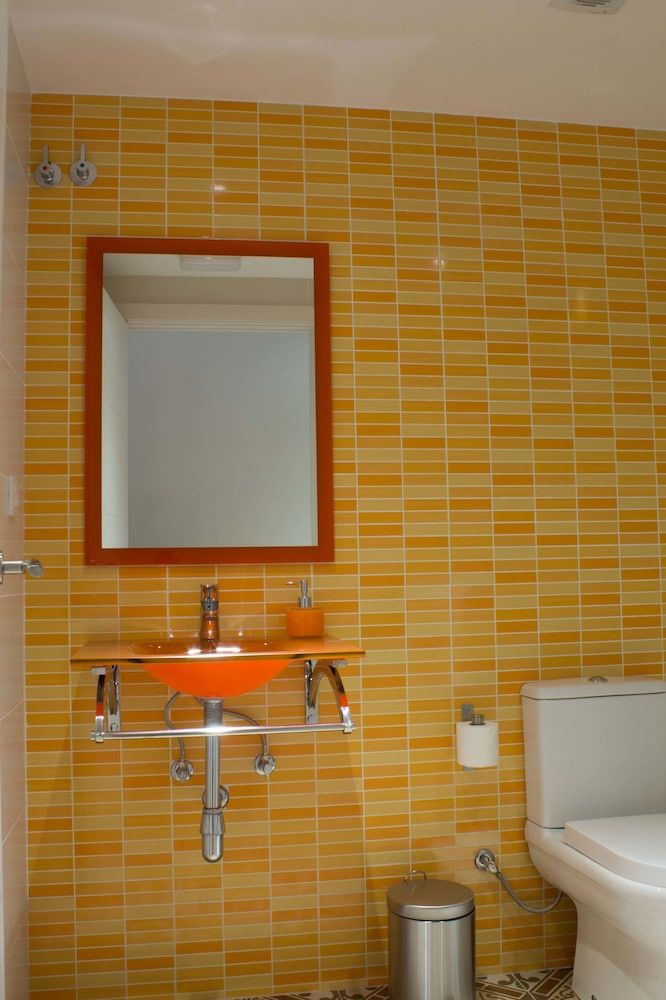 Hostal Nova Comfort Triple Room, 3 Twin Beds, Ensuite, Park View 21