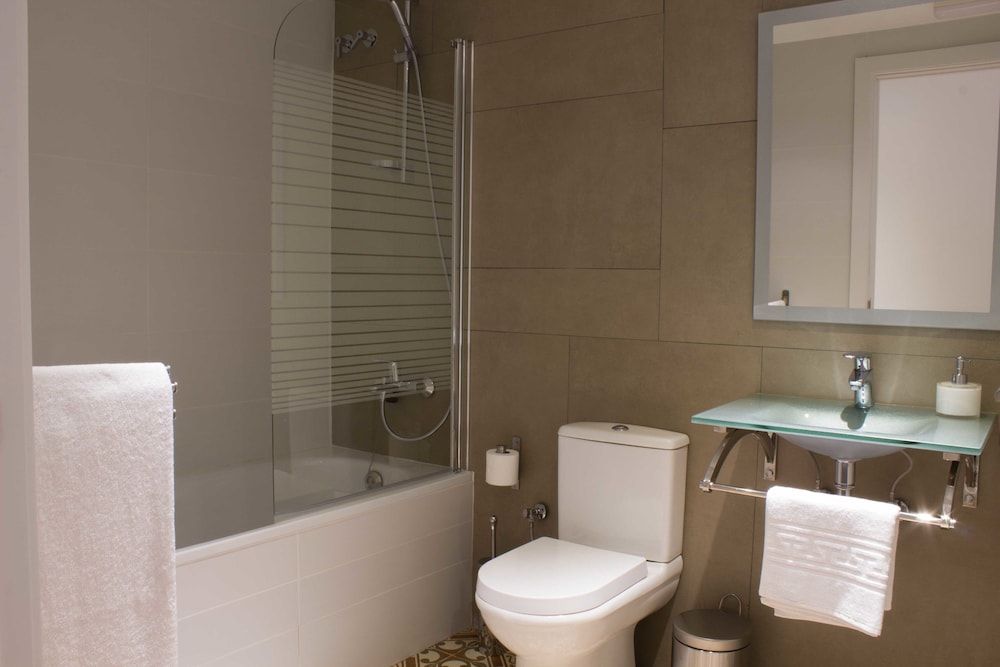 Hostal Nova Comfort Triple Room, 3 Twin Beds, Ensuite, Park View 27