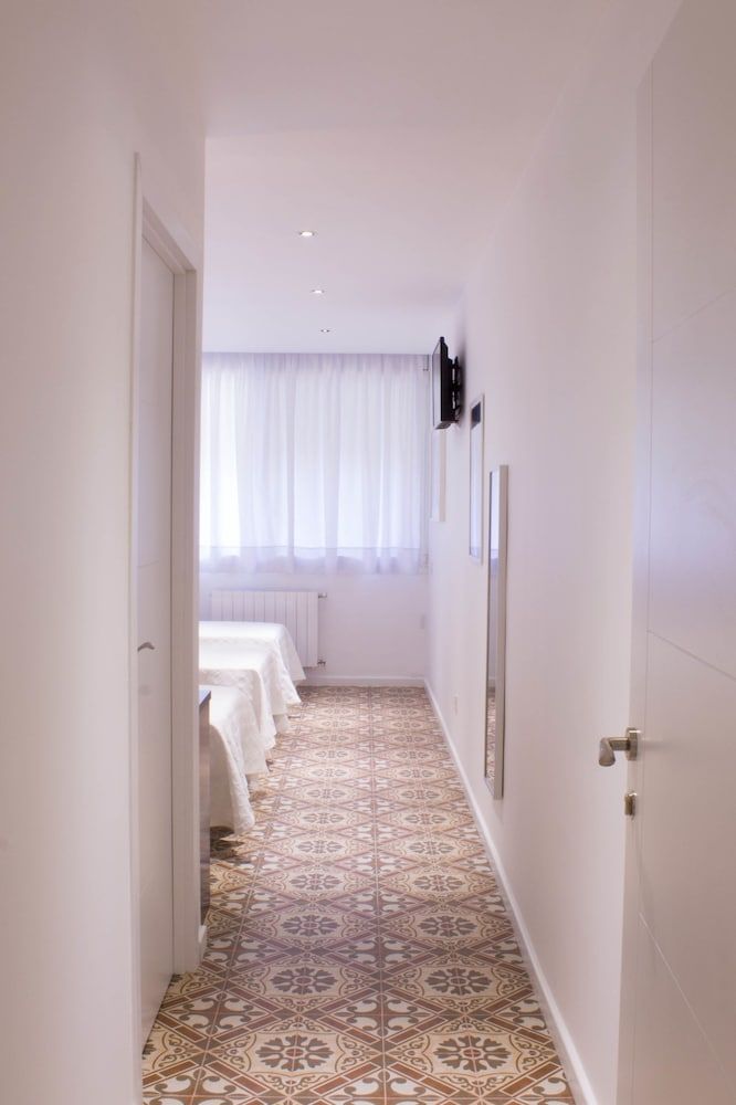 Hostal Nova Comfort Triple Room, 3 Twin Beds, Ensuite, Park View 9