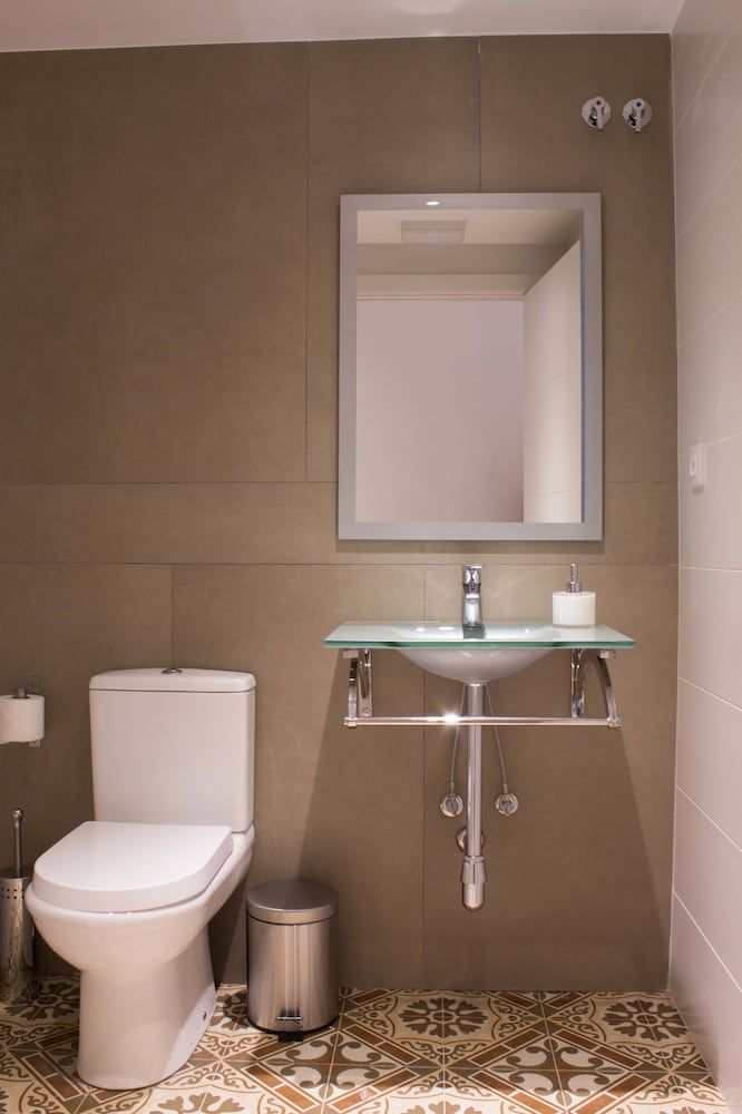 Hostal Nova Comfort Triple Room, 3 Twin Beds, Ensuite, Park View 25