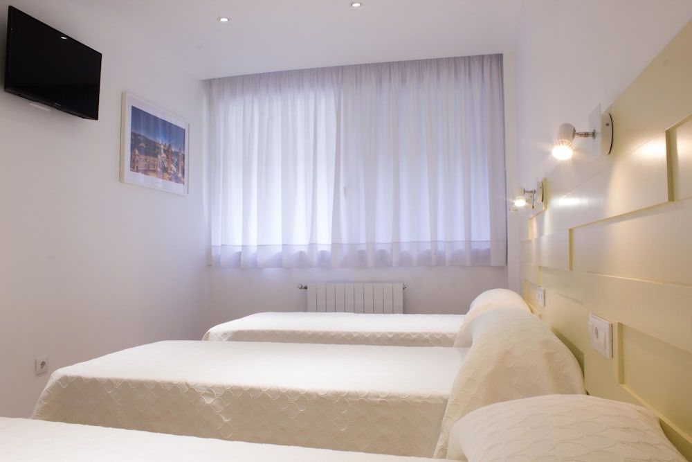 Hostal Nova Comfort Triple Room, 3 Twin Beds, Ensuite, Park View 11