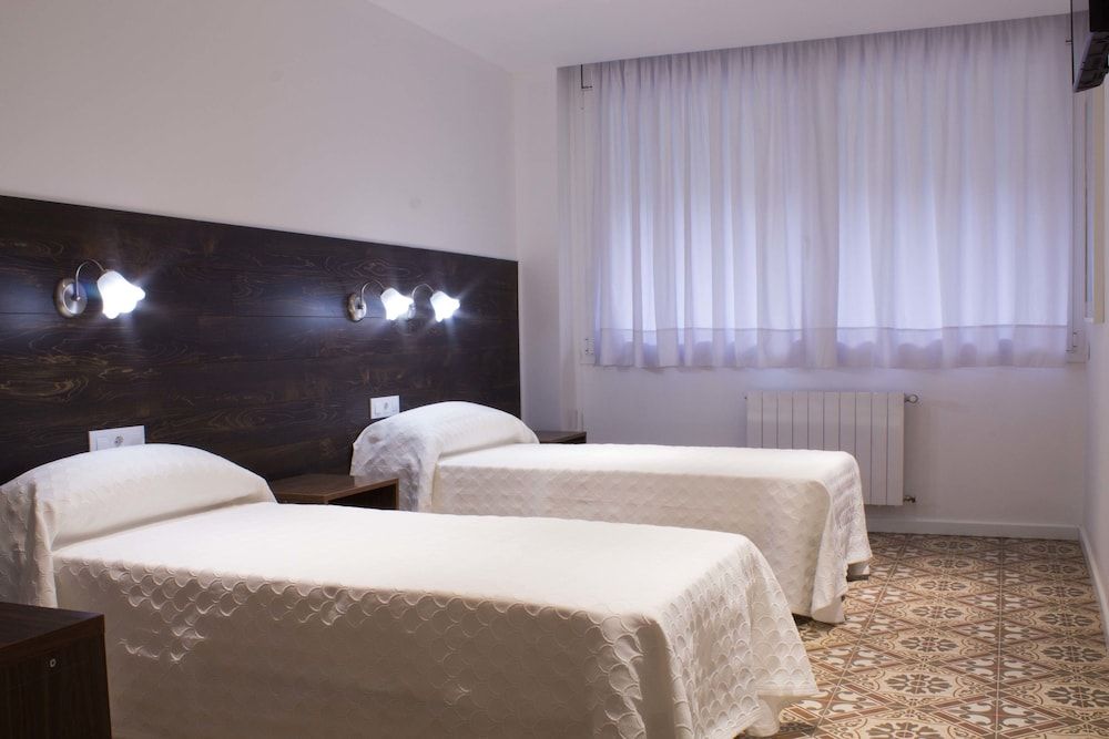 Hostal Nova Comfort Triple Room, 3 Twin Beds, Ensuite, Park View 4