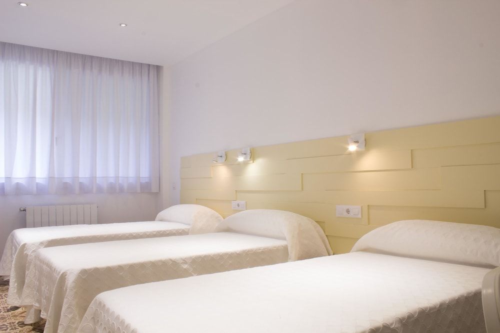 Hostal Nova Comfort Triple Room, 3 Twin Beds, Ensuite, Park View 8