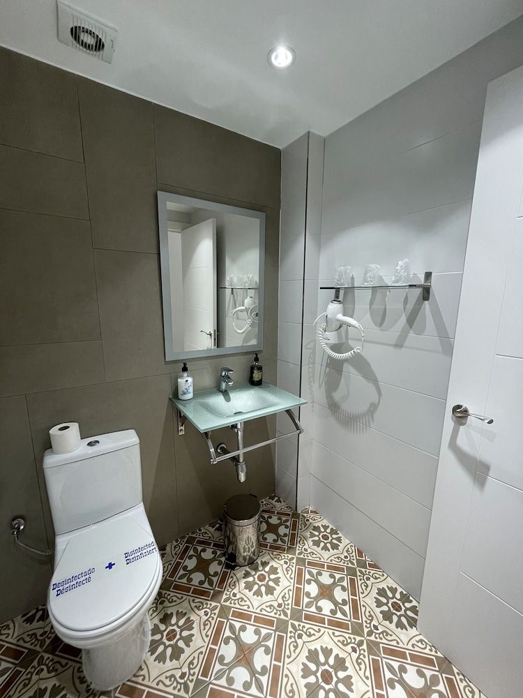 Hostal Nova Comfort Triple Room, 3 Twin Beds, Ensuite, Park View 32