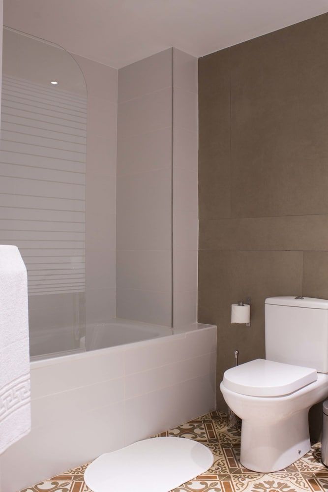 Hostal Nova Comfort Triple Room, 3 Twin Beds, Ensuite, Park View 23