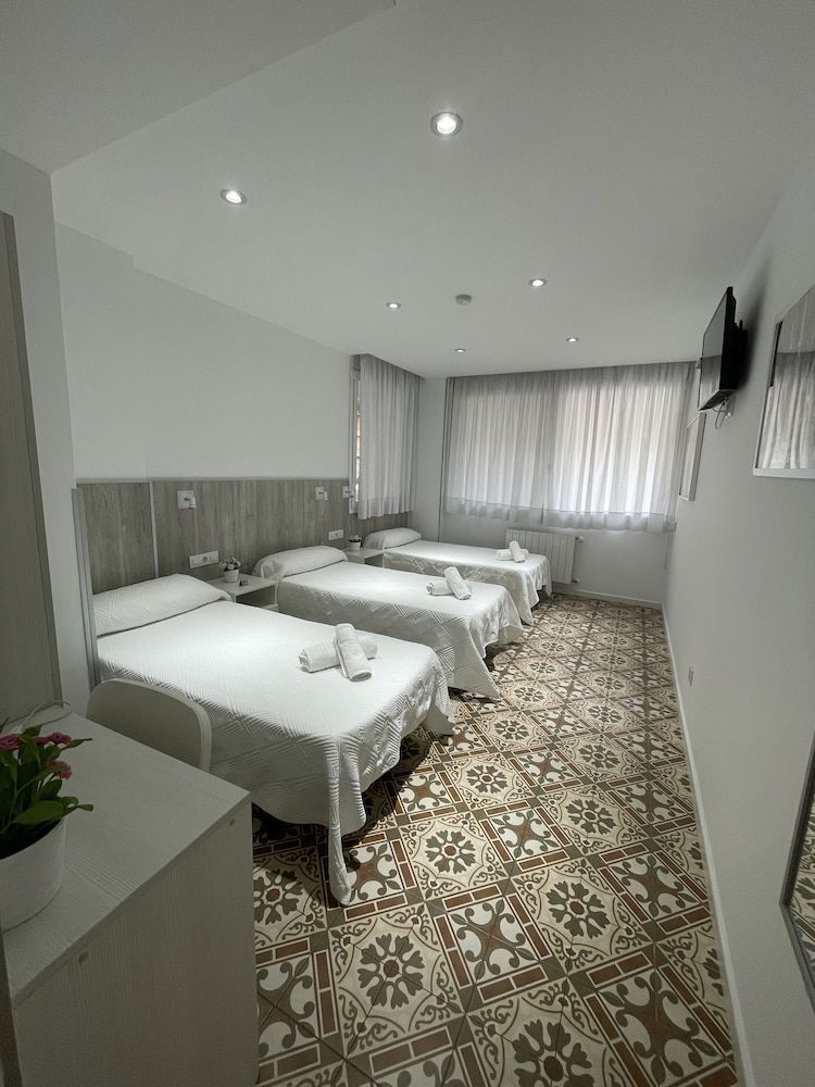 Hostal Nova Comfort Triple Room, 3 Twin Beds, Ensuite, Park View 15