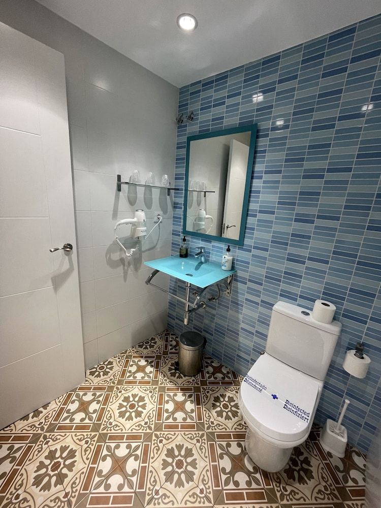 Hostal Nova Comfort Triple Room, 3 Twin Beds, Ensuite, Park View 33