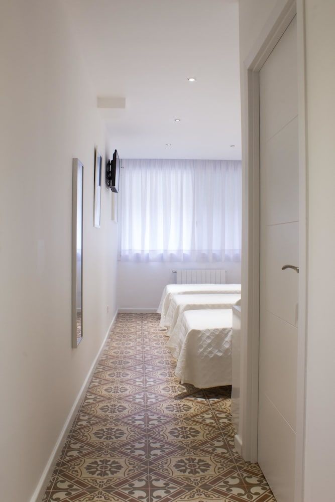 Hostal Nova Comfort Triple Room, 3 Twin Beds, Ensuite, Park View 10