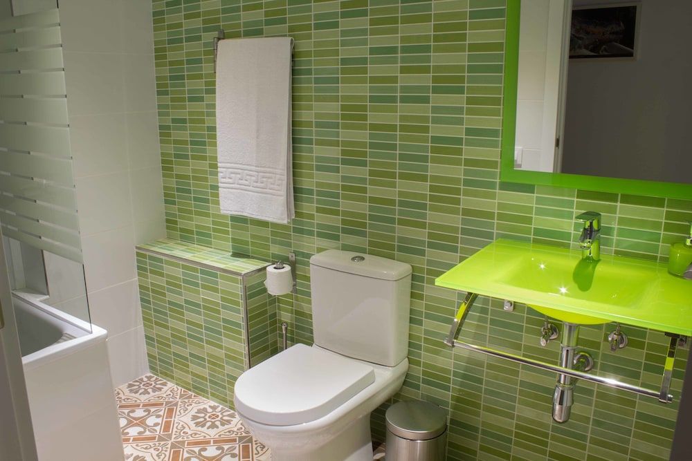 Hostal Nova Comfort Triple Room, 3 Twin Beds, Ensuite, Park View 24