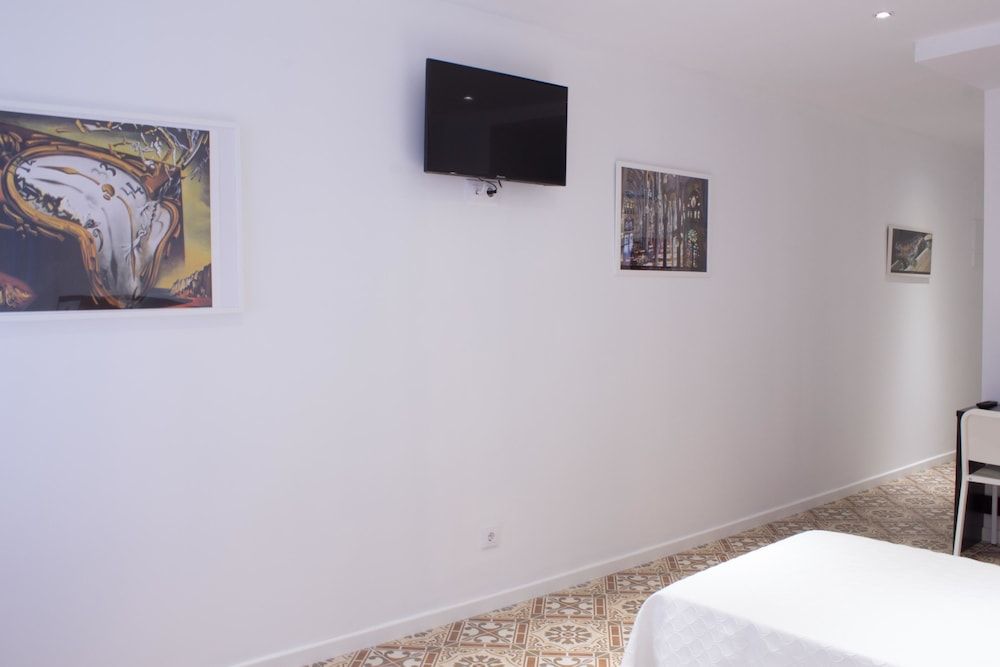 Hostal Nova Comfort Triple Room, 3 Twin Beds, Ensuite, Park View 5