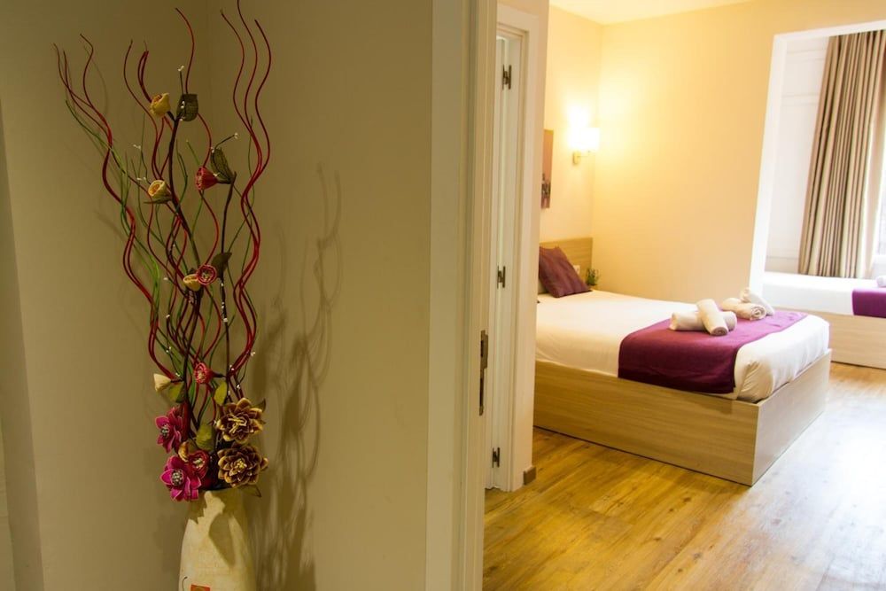 undefined Hostal Barcelona Travel 9