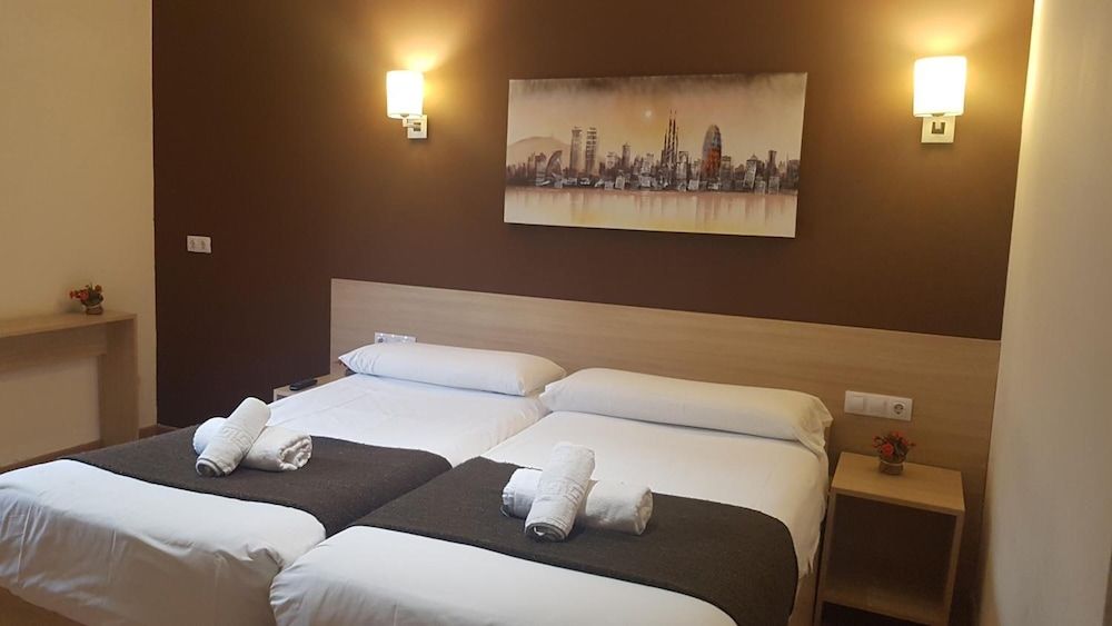 undefined Hostal Barcelona Travel 8