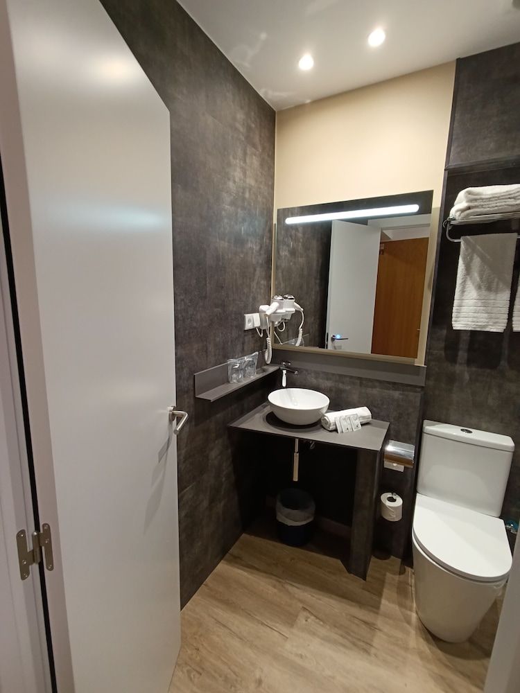 Hotel Travessera Double Room 12