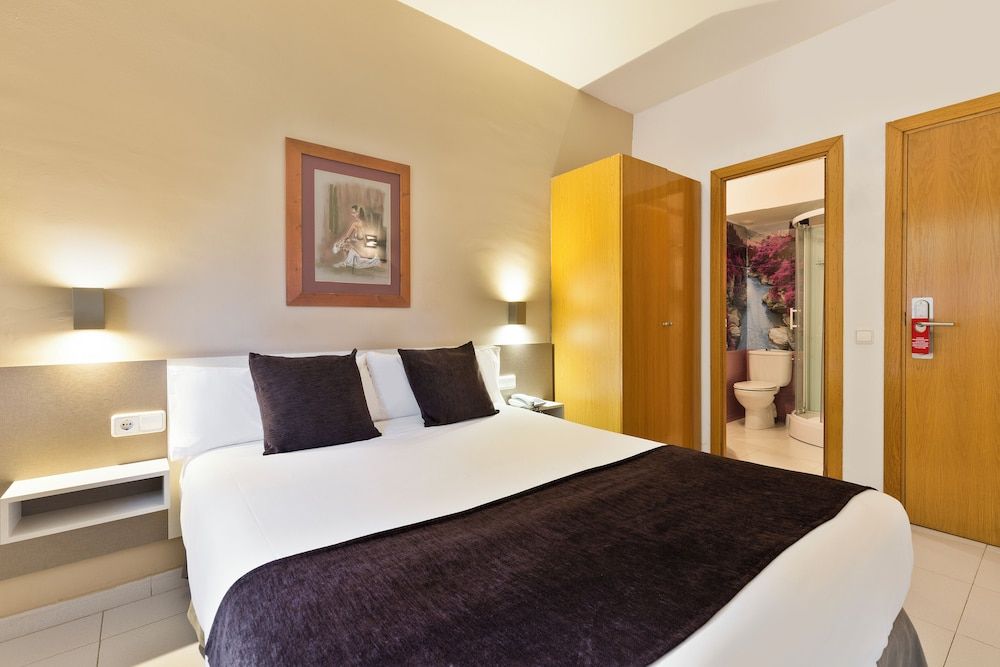 Hotel Travessera Double Room 4
