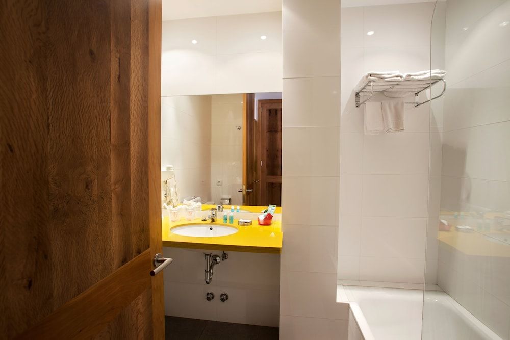 L'Hostal hotel d'interior Standard Double or Twin Room, City View 13