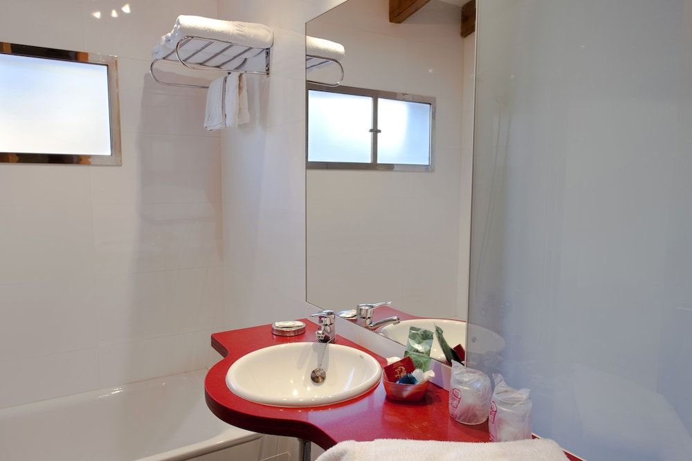 L'Hostal hotel d'interior Standard Double or Twin Room, City View 12