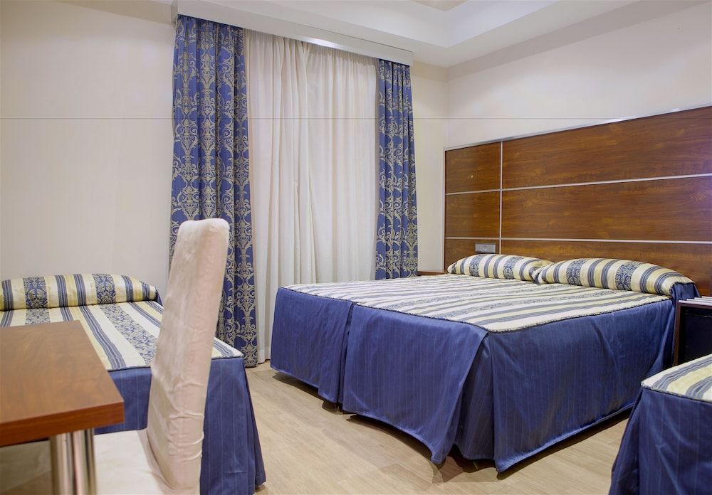 Hotel Castilla Guerrero Quadruple Room 2