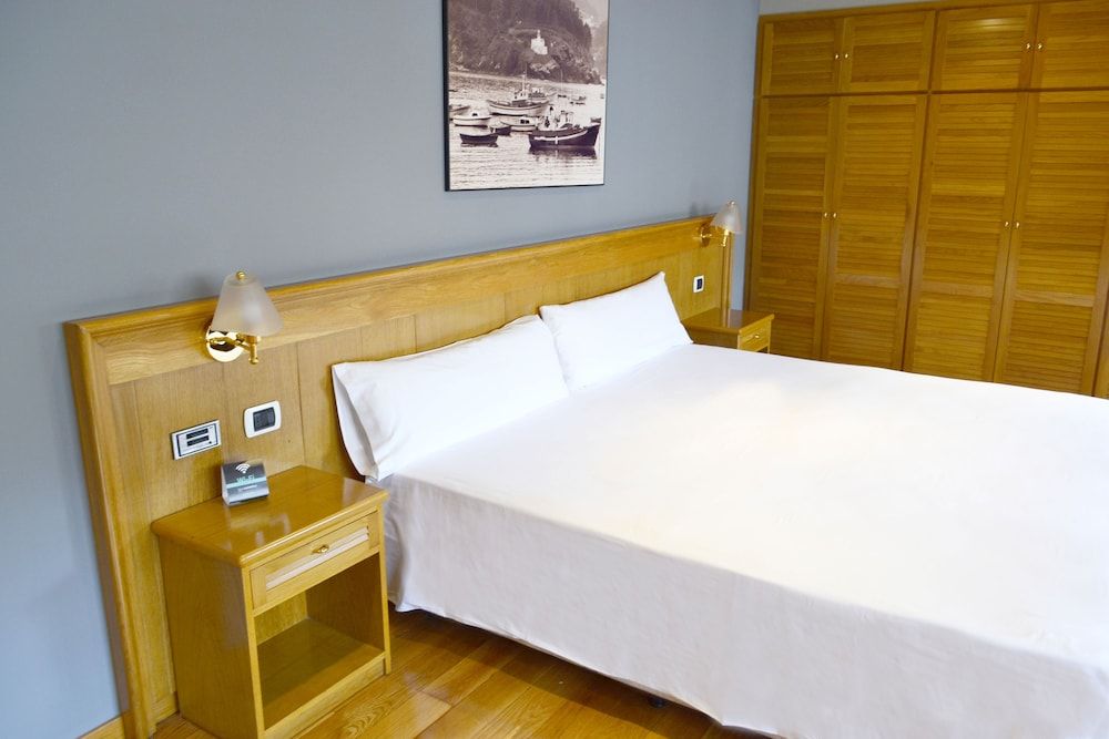 El Suizo Family Room 6